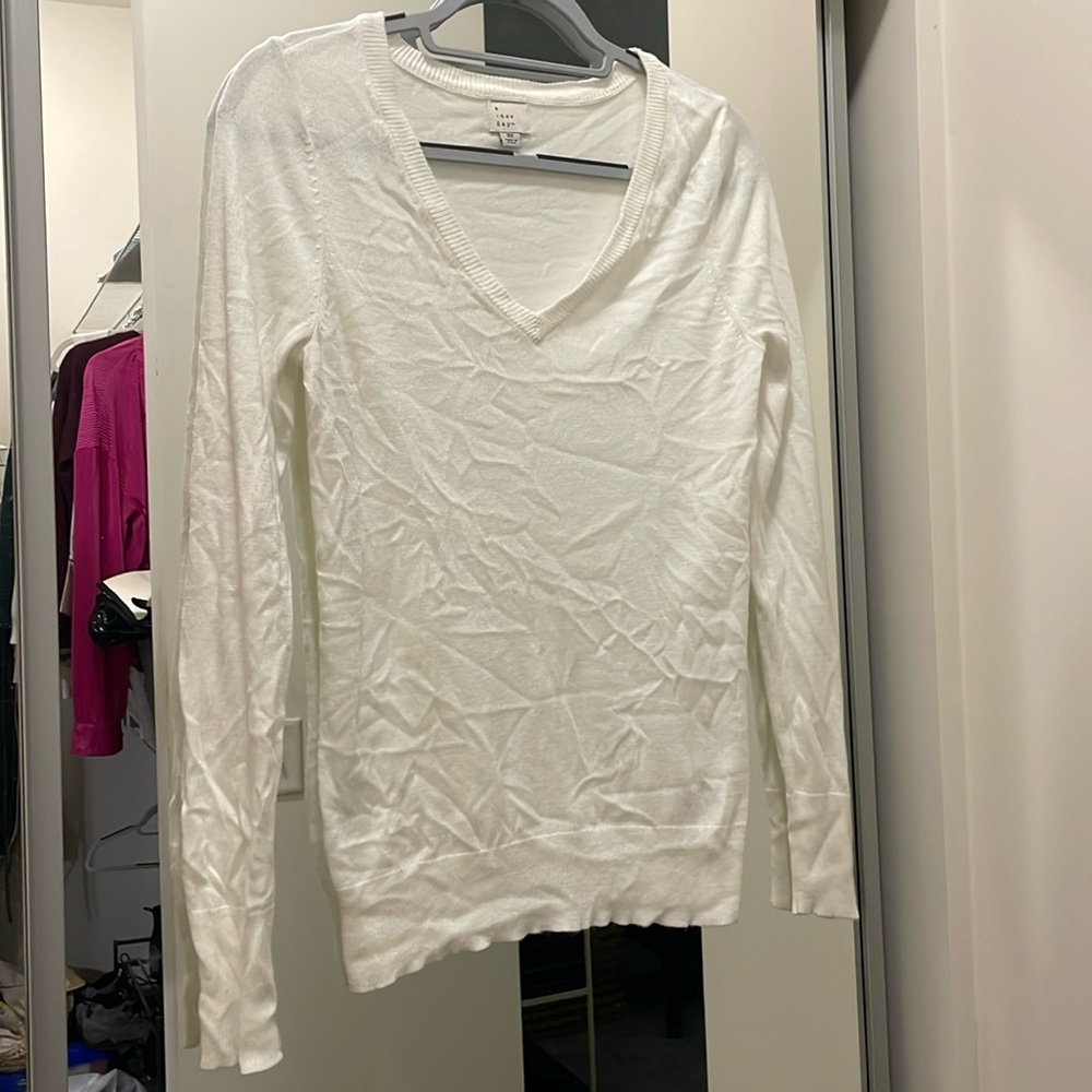 White V-Neck knit long sleeve shirt